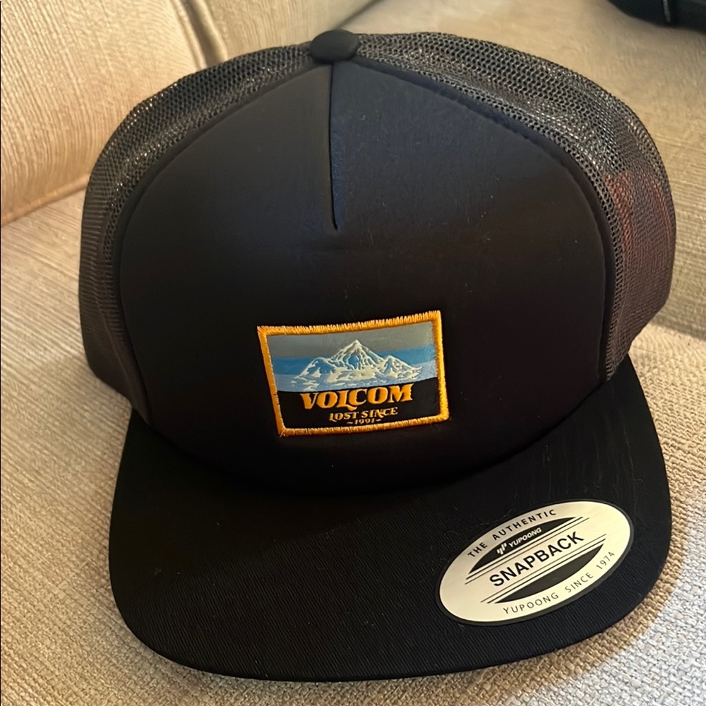 NWT Volcom Black Mesh Snapback with Logo Patch